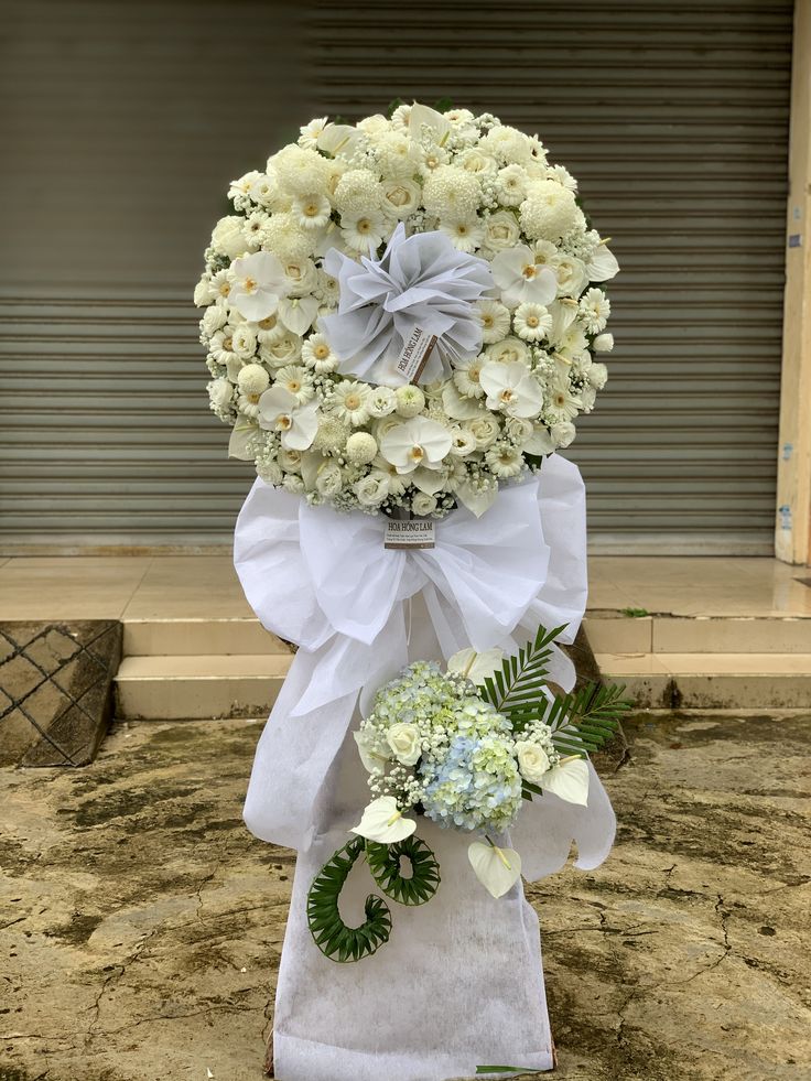 Hoa tang lễ tone trắng đen